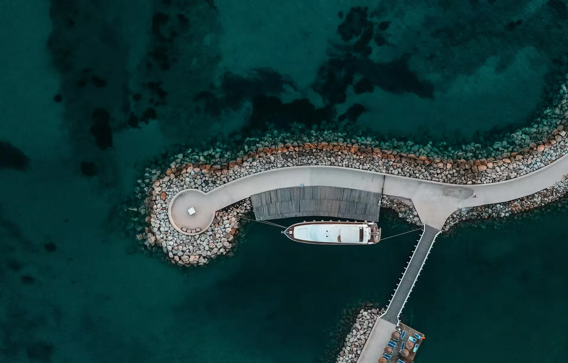 Yachttransport in der Dämmerung