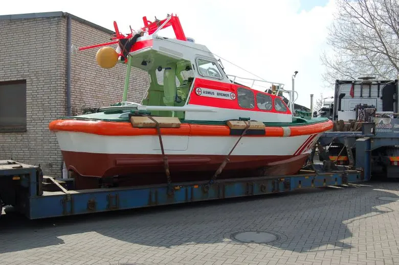 Der Seenotrettungskreuzer Paul Denker auf einem Spezialtieflader