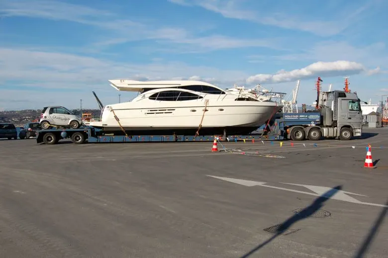 Verladung einer Motoryacht – Detailansicht